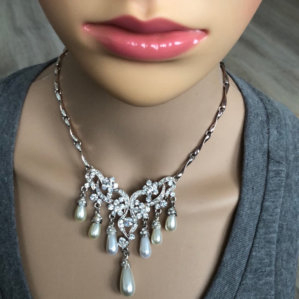 Beautiful silver And pearls necklace